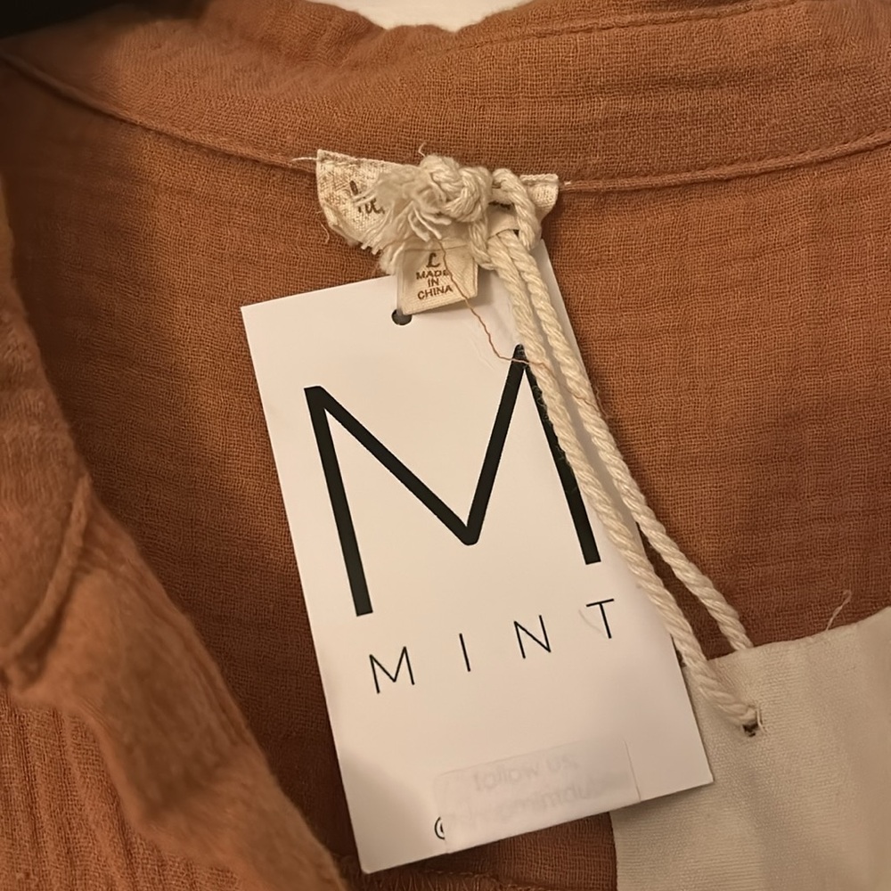 NWT Hem & Thread button up - Picture 4 of 6